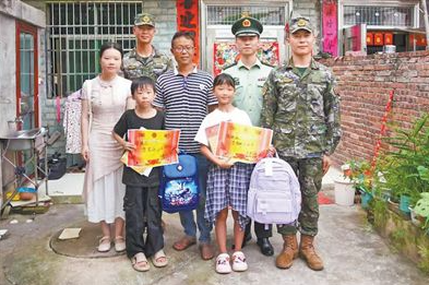 众人合力救援 “关键时刻，军民同心”