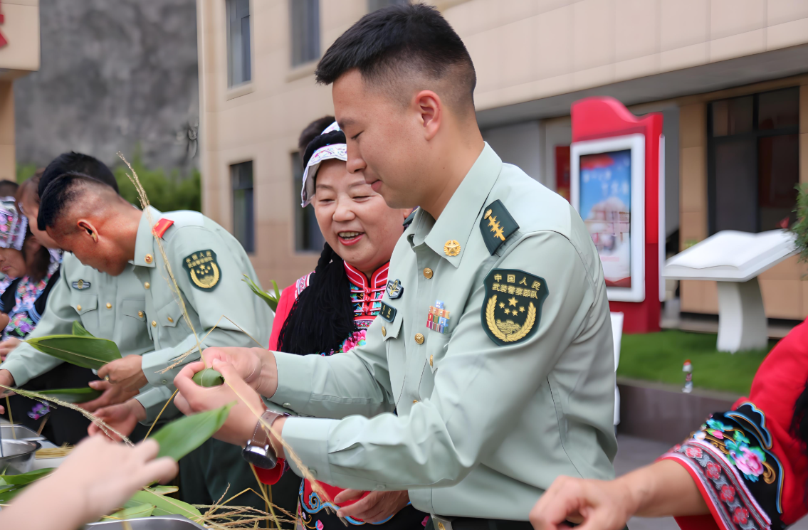 军民团结一家亲 强边固防筑长城