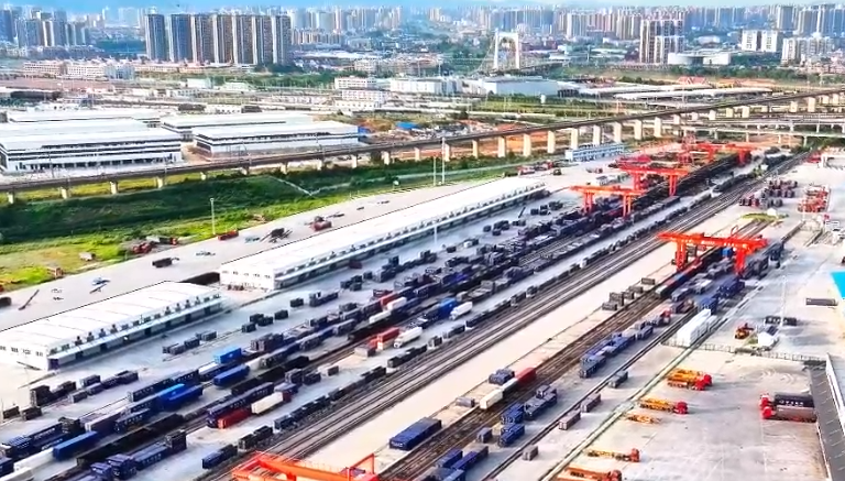 湖南怀化国际陆港货物运输繁忙的封面图片
