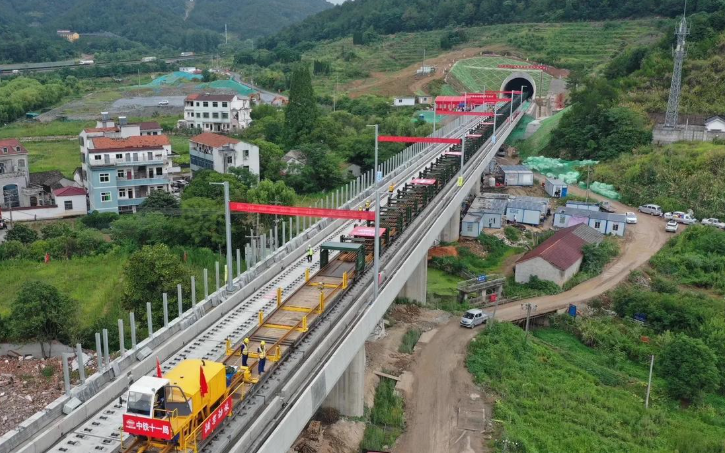 西十高铁进入全线铺轨阶段