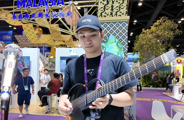 小白也能弹！桂林将这把AI吉他带到了东博会