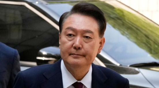 韩国前总统尹锡悦出庭受审 否认所有指控的配图