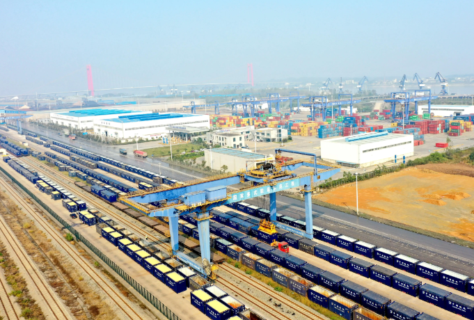 前三季度国家铁路发送货物30.3亿吨 同比增长百分之3.4