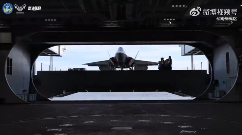 硬核！南部战区超燃混剪的封面图片