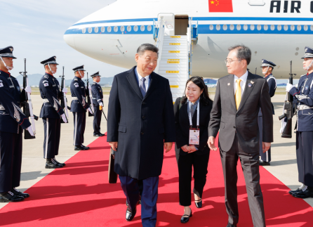 习近平抵达韩国出席亚太经合组织第三十二次领导人非正式会议并对韩国进行国事访问 - 第1张图片