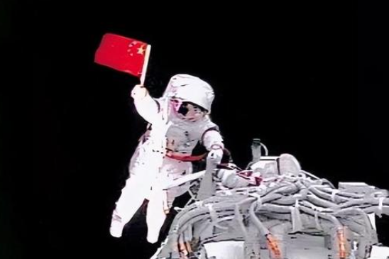 中国航天员完成第7次“太空会师”的配图
