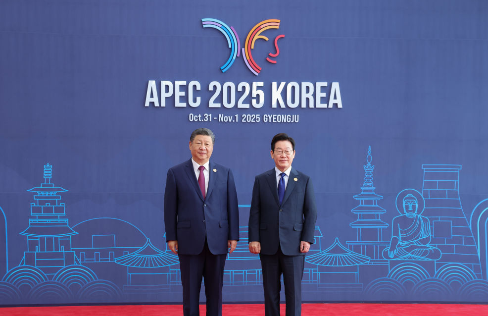 特写：“越是风高浪急，越要同舟共济”的配图