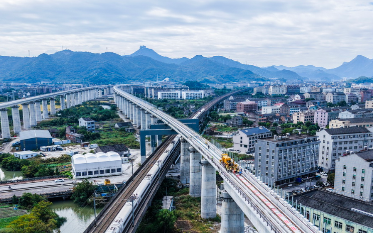 杭台高铁温玉段开始铺轨的配图