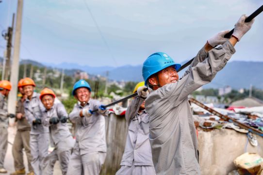 国网浙江省电力有限公司台州供电公司：不好走的路的封面图片