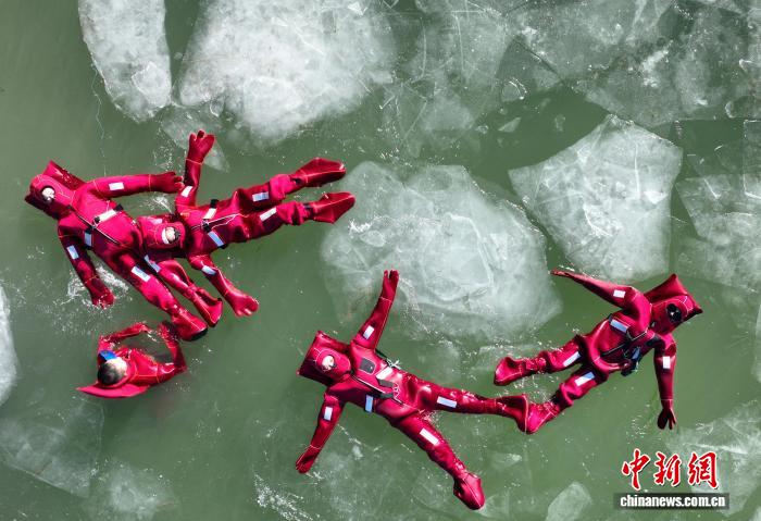 银川冰浮圈粉年轻人 “冰湖小龙虾”成社交新体验的配图