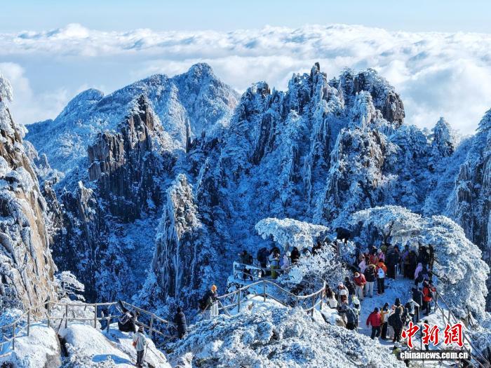 黄山雪后放晴 一键切换“冰雪童话”模式的配图