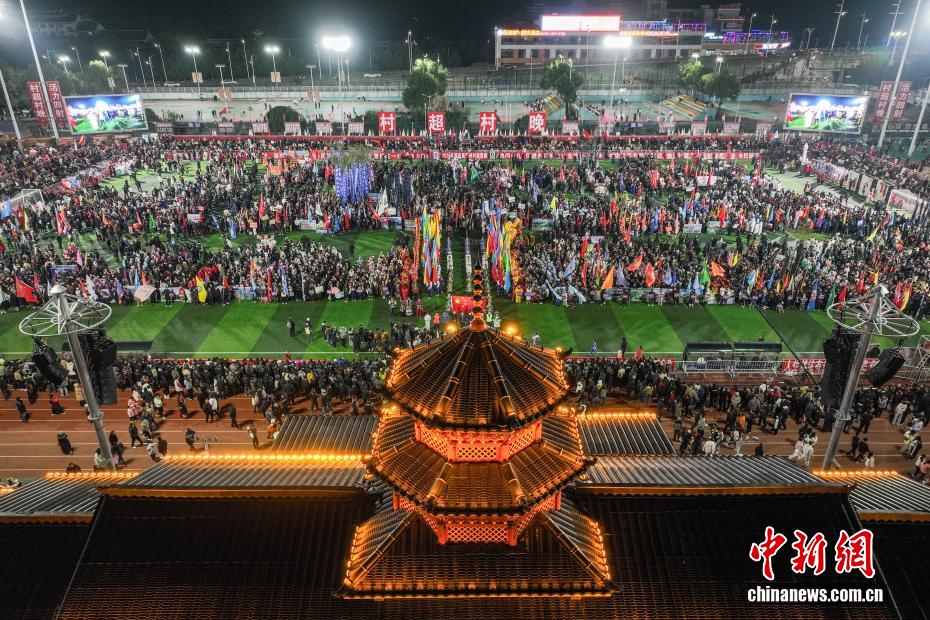 2026年第四届贵州村超联赛开幕式暨村超村晚举行的配图