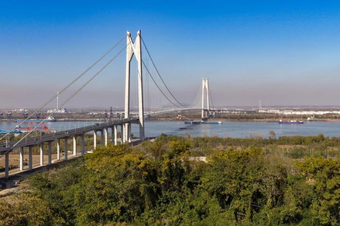 智库报告展示长江经济带十年发展的“八大成效”的配图