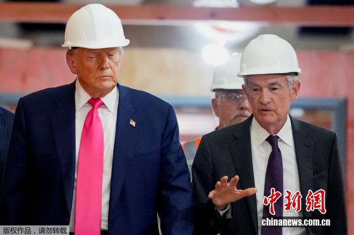 特朗普回应鲍威尔接受调查：“我对此一无所知”的配图