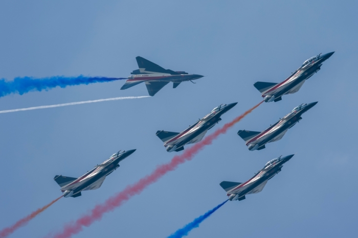 空军八一飞行表演队应邀参加第十届新加坡航展的配图