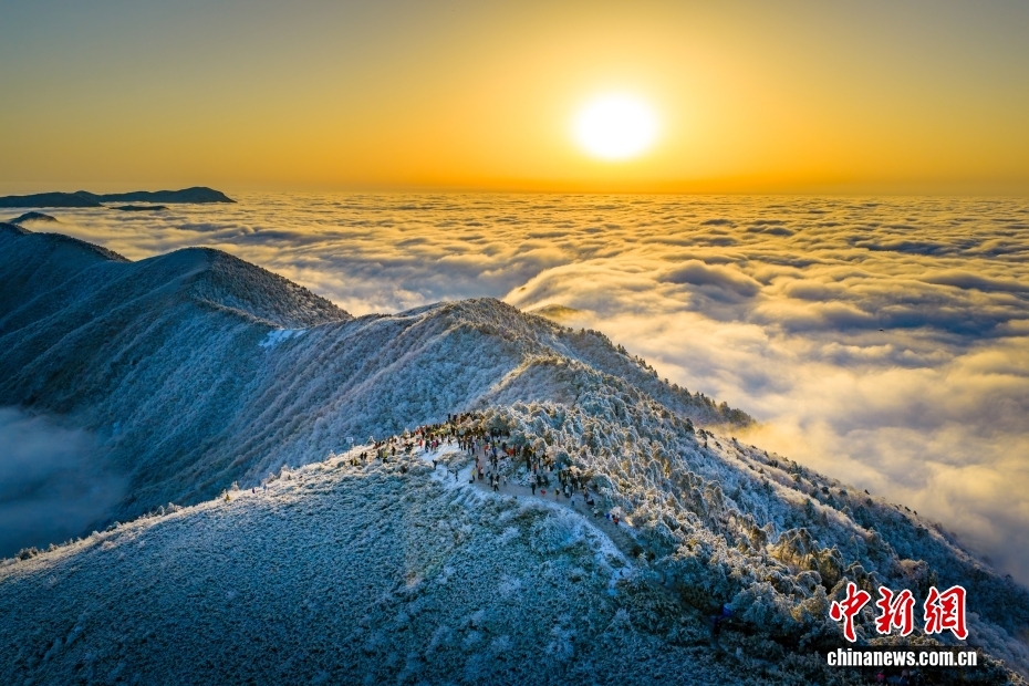 浙江杭州:雪后太子尖流云飞瀑似仙境的配图