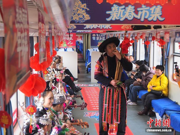 (新春见闻)贵州“村火车”上年货铺 人间烟火品年味的配图