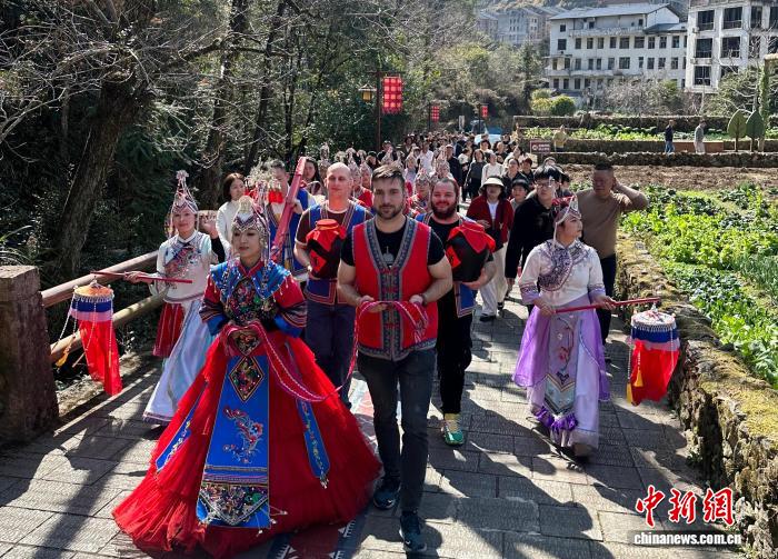(新春走基层)“洋面孔”闹畲乡 浙江文成畲族年味吸引多国友人赴新春的配图